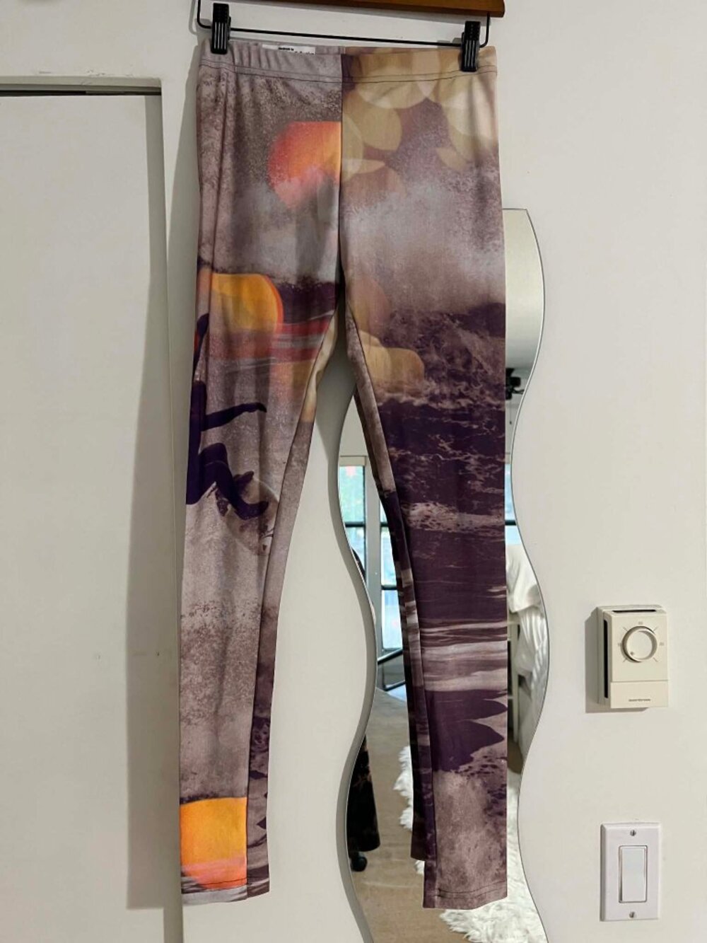 Surfing sunset printed leggings, size M